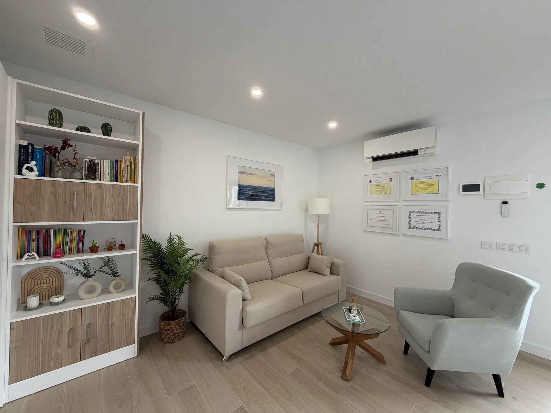 Sala de terapia con sofá y butaca